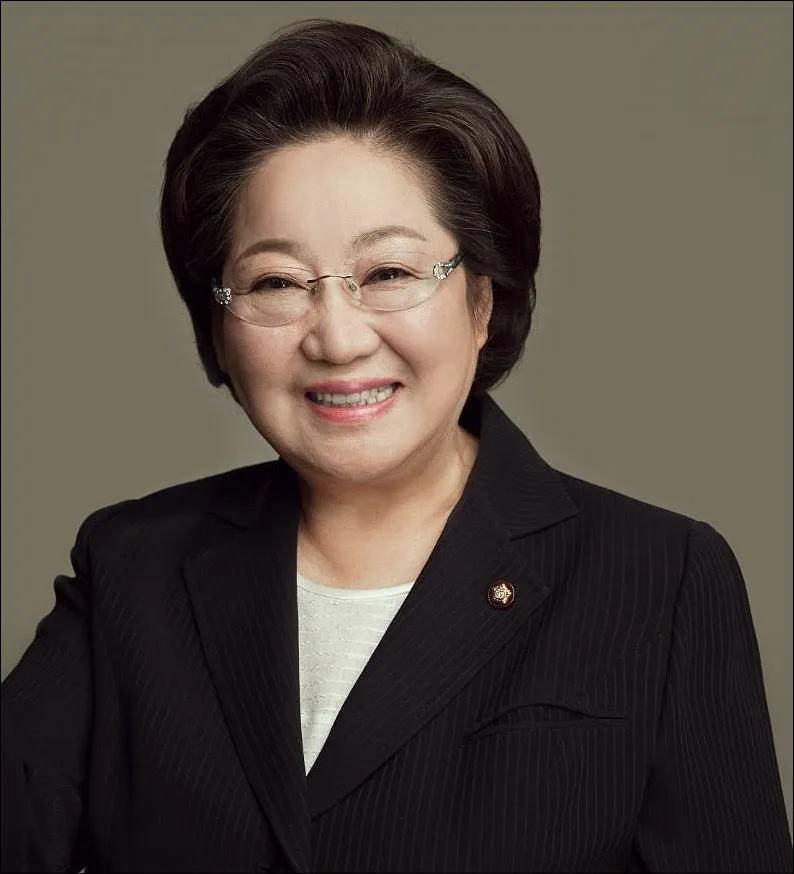 김을동